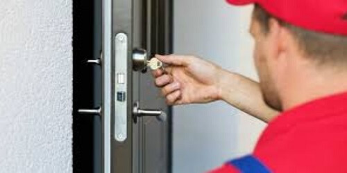 Tulsa locksmith helping a customer with a lockout situation