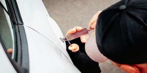 Tulsa locksmith helping a customer with a lockout situation