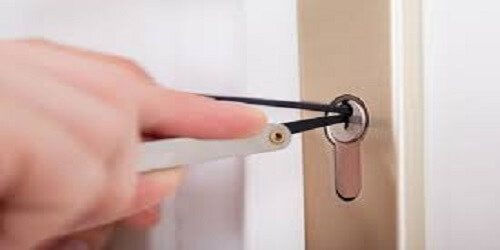 Affordable locksmith in Tulsa replacing a broken lock